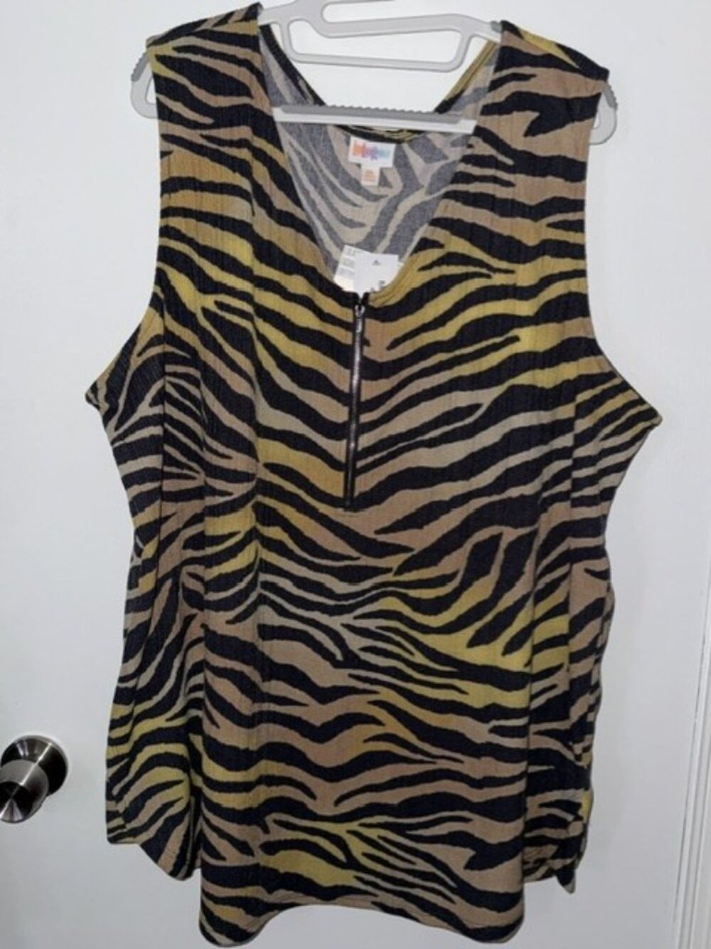 NWT LuLaRoe Rachael 3XL Sleeveless Zip-Front Tiger/Zebra Print